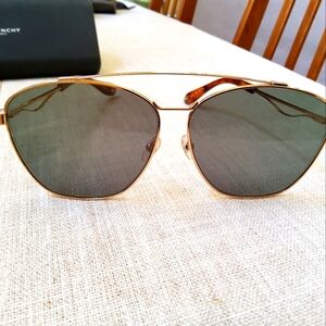 Givenchy women/men tinted aviator sunglass.